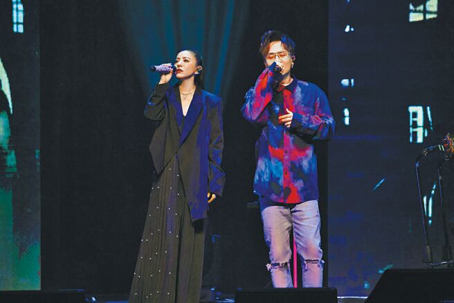 丁噹（左）與蕭秉治對唱，默契十足。（相信音樂提供）