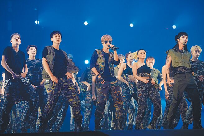 小猪（中）昨率30名舞者唱跳开场。（宽宏娱乐X无惧国际娱乐提供）