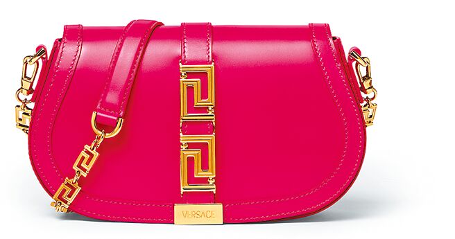 VERSACE Greca Goddess桃紅色小號肩背包，9萬4000元。（VERSACE提供）