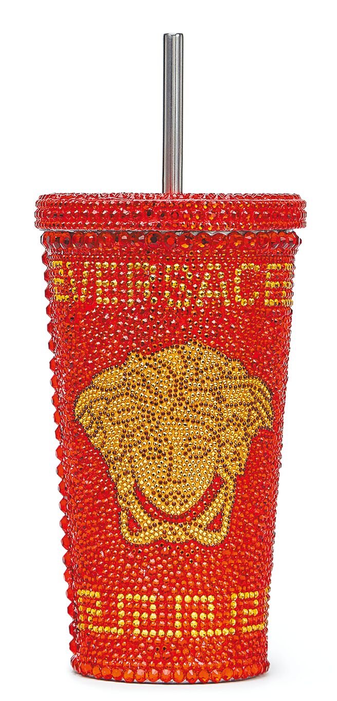 VERSACE Medusa紅色水晶嵌飾隨行杯，3萬5000元。（VERSACE提供）