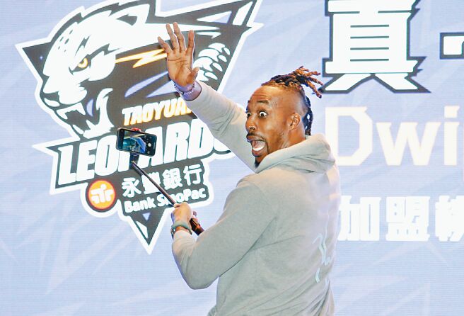 「魔兽」霍华德在加盟桃园永丰云豹篮球队记者会中大玩自拍。（姚志平摄）