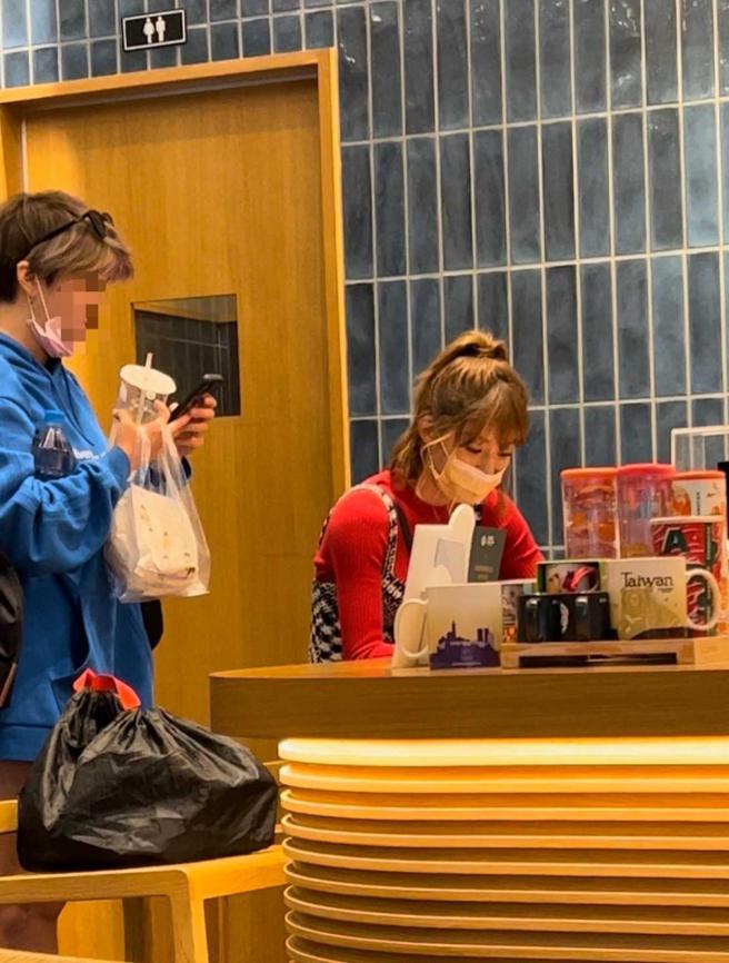 Yuri在厕所门外苦等十多分钟。（图／读者提供）