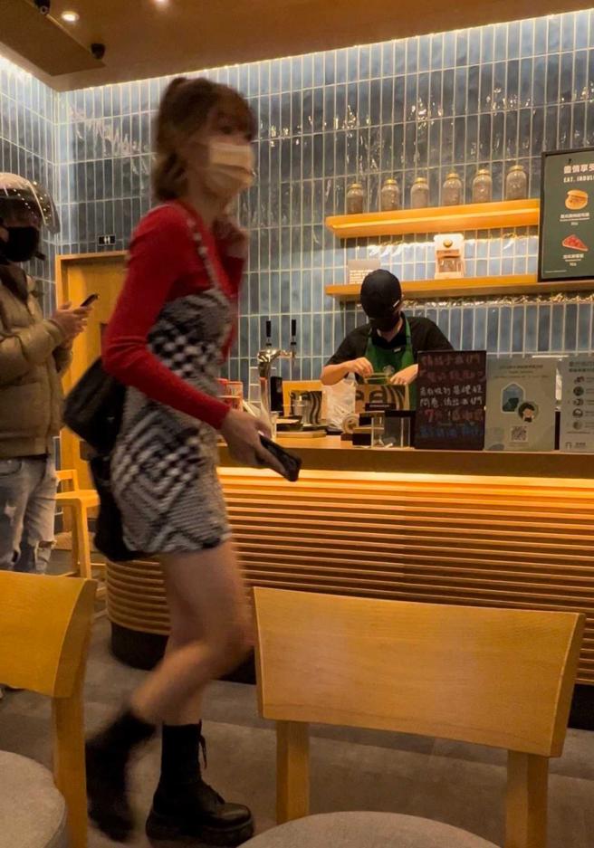 等不到厕所的Yuri最后只能快步离开咖啡厅。（图／读者提供）