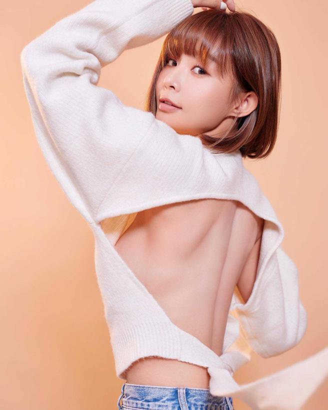 日前乐天女孩推出2023年桌历，Yuri销量衝第一。（图／翻摄自陈怡叡脸书）