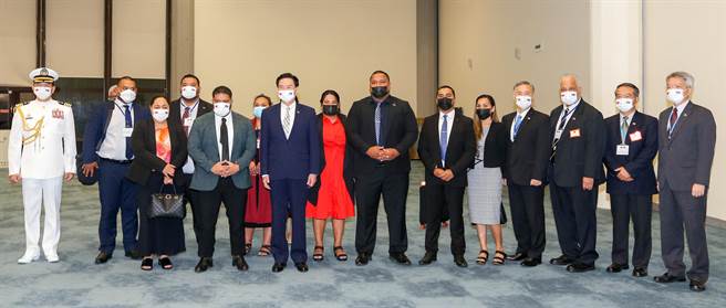 诺鲁共和国总统昆洛斯（RussJosephKun）率领访问团于14日清晨抵台进行国是访问，外交部长吴钊燮在桃园机场国宾门欢迎接机，昆洛斯表示， 这是他当选总统后第一次来台，将会利用这几天在台湾期间，进行多方面的参访，代表团也都非常期待这次的访问。（陈麒全摄）