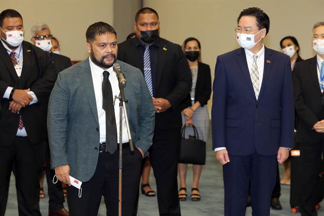 诺鲁共和国总统昆洛斯（RussJosephKun）率领访问团于14日清晨抵台进行国是访问，外交部长吴钊燮在桃园机场国宾门欢迎接机，昆洛斯表示， 这是他当选总统后第一次来台，将会利用这几天在台湾期间，进行多方面的参访，代表团也都非常期待这次的访问。（陈麒全摄）