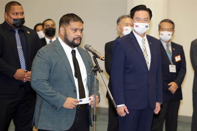 诺鲁共和国总统昆洛斯（RussJosephKun）率领访问团于14日清晨抵台进行国是访问，外交部长吴钊燮在桃园机场国宾门欢迎接机，昆洛斯表示， 这是他当选总统后第一次来台，将会利用这几天在台湾期间，进行多方面的参访，代表团也都非常期待这次的访问。（陈麒全摄）