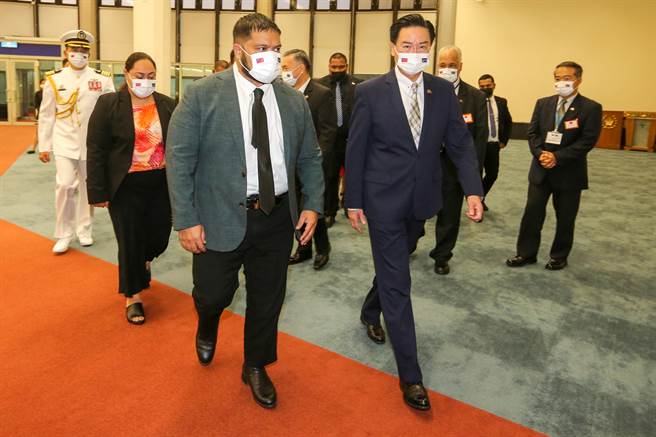 诺鲁共和国总统昆洛斯（RussJosephKun）率领访问团于14日清晨抵台进行国是访问，外交部长吴钊燮在桃园机场国宾门欢迎接机，昆洛斯表示， 这是他当选总统后第一次来台，将会利用这几天在台湾期间，进行多方面的参访，代表团也都非常期待这次的访问。（陈麒全摄）