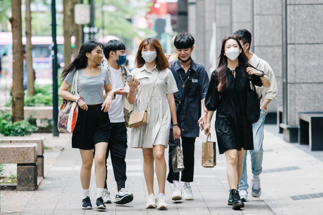 确诊者隔离从7＋n放宽到5＋n，同时也松绑对24职类工作人员的疫苗3剂令限制，两大防疫措施今起上路。（图／示意图，记者郭吉铨摄影）