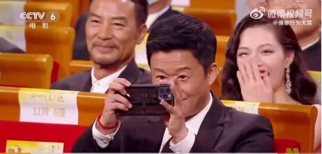 吴京在金鸡奖上拿iPhone拍照遭网友疯传。（图／微博）