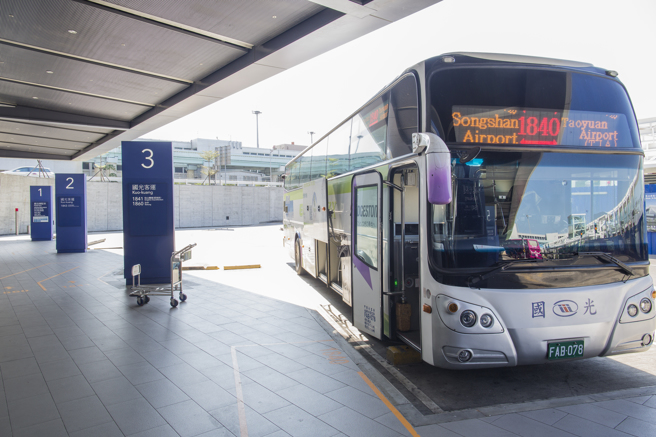 一名男网友表示，在国光客运站看到从高雄出发到台中、台北及桃园的票价，分别为250元、480元及500元，认为高雄到桃园距离较台北近，票价却比较贵。（图／示意图，达志影像）