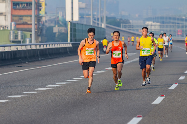 大陆一名50多岁男子经常参加各地马拉松比赛，且在跑步的时候习惯抽菸解乏。(示意图/达志影像)
