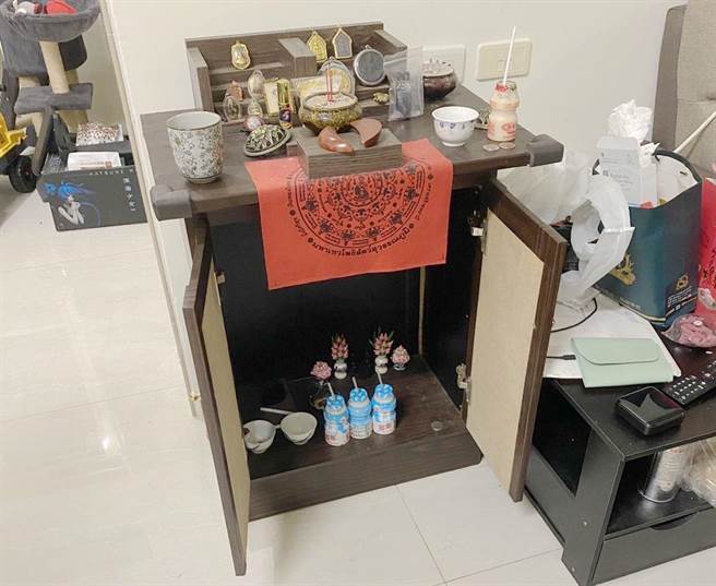 警方在诈骗集团机房一座摆放佛牌的柜子内找到嫌犯供奉的泰国古曼童，疑似是为了确保诈骗业绩长红养小鬼。（警方提供∕吕妍庭嘉义传真）