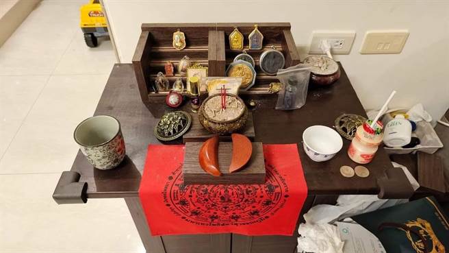 警方在诈骗集团机房一座摆放佛牌的柜子内找到嫌犯供奉的泰国古曼童，疑似是为了确保诈骗业绩长红养小鬼。（警方提供∕吕妍庭嘉义传真）