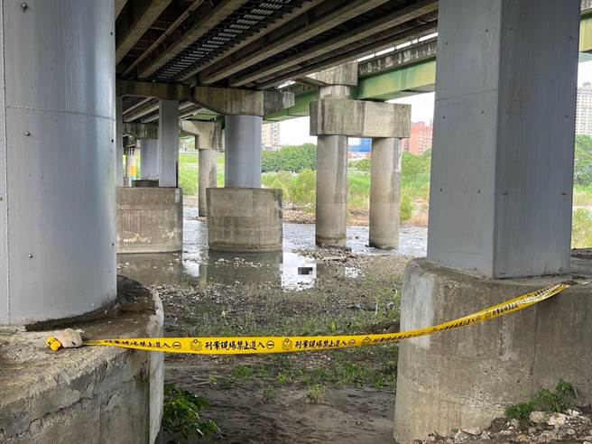 新北市新店区秀朗桥往新店浅滩处今早有民眾发现一具男性浮尸。（警方提供／李奇叡新北传真）