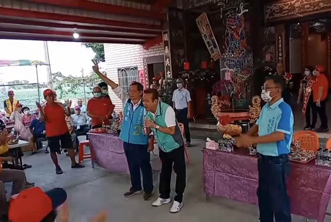 蘇震清同台國民黨屏東縣長候選人蘇清泉，地方政壇震驚。(翻攝畫面)