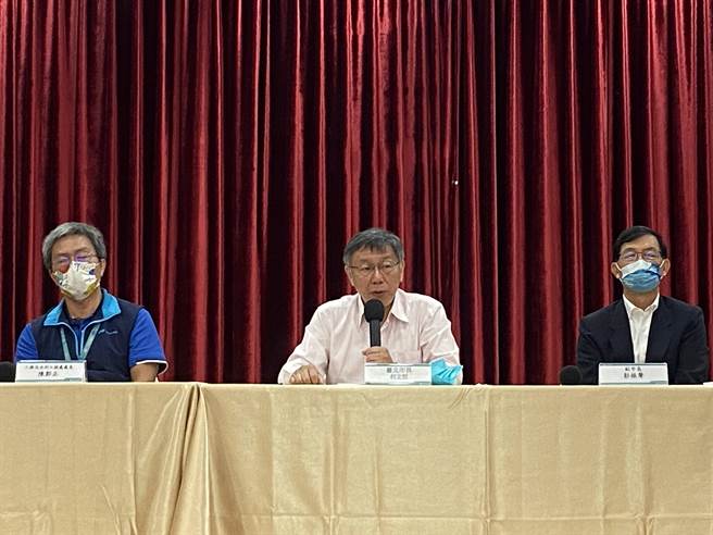 台北市长柯文哲（中）今日召开记者会，宣布将针对泡水车车主发放慰问金。（陈薏云摄）