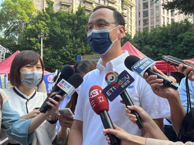 国民党主席朱立伦及其提名的候选人，既想充分利用韩国瑜，又刻意与韩国瑜保持距离，过度炒作讨厌民进党，陷入同温层自得其乐。（王扬杰摄）