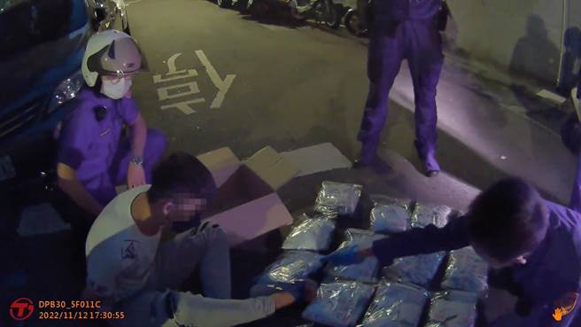 杨嫌丢弃毒品后逃逸，员警从后追捕到案。（图／警方提供）