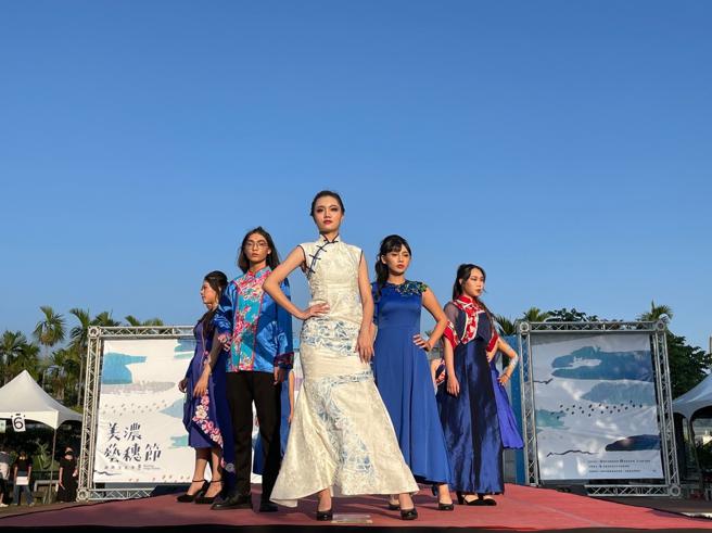 辅英科技大学师生带来精彩的蓝衫时尚秀(高雄市客家文物委员会提供)