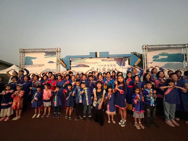 百位青银、小小麻豆穿搭出100种客家蓝(高雄市客家文务委员会提供)