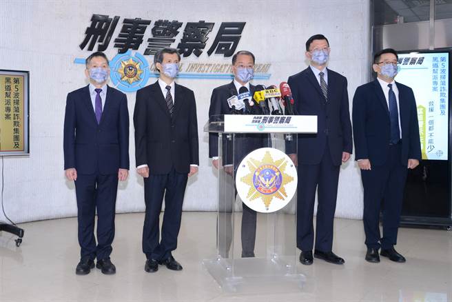 警政署長黃明昭（中）今天在刑事局舉行記者會，展現最近一波警方掃黑、打詐的成果。（警方提供）