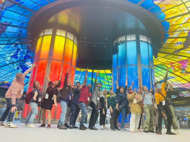 踩线团贵宾于美丽岛站开心合影(高雄市观光局提供)