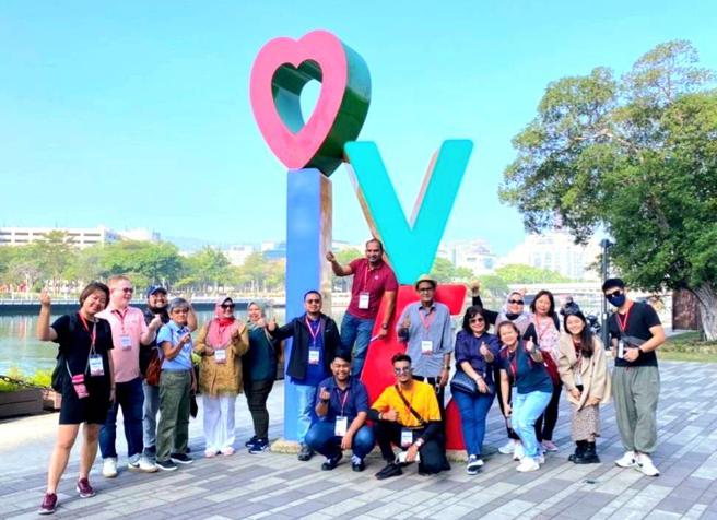 踩线团贵宾享受高雄爱河的悠閒风情 (高雄市观光局提供)