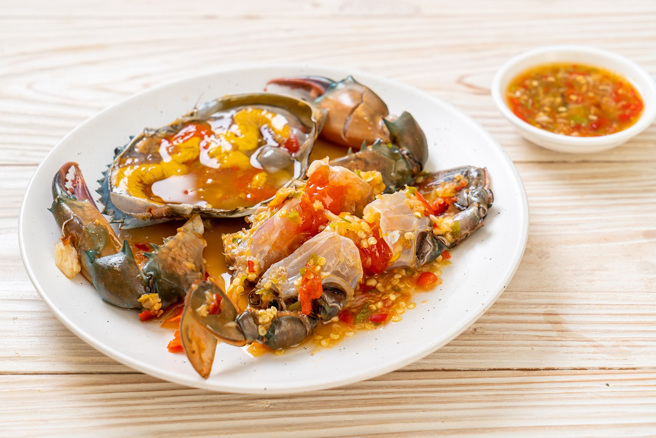 大陆女子自制生腌螃蟹，未料3小时后竟发现螃蟹「越狱」，在冰箱开趴狂欢。(示意图/达志影像)