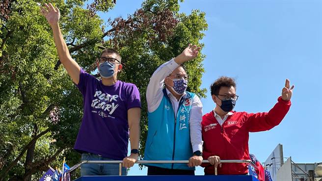 国民党副主席连胜文（左）今天严正破除「蓝白合」之说，重申只有正蓝军林耕仁，随后并与立委郑正钤（右）陪同林耕仁上战车扫街。（林耕仁竞总提供／陈育贤新竹传真）