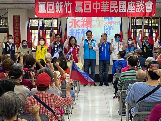林耕仁（中）今天参加在东区眷村大本营公学新城甲区活动中心举办的「赢回新竹赢回中华民国座谈会」，重申正蓝军只有林耕仁，呼吁集中选票。（陈育贤摄）