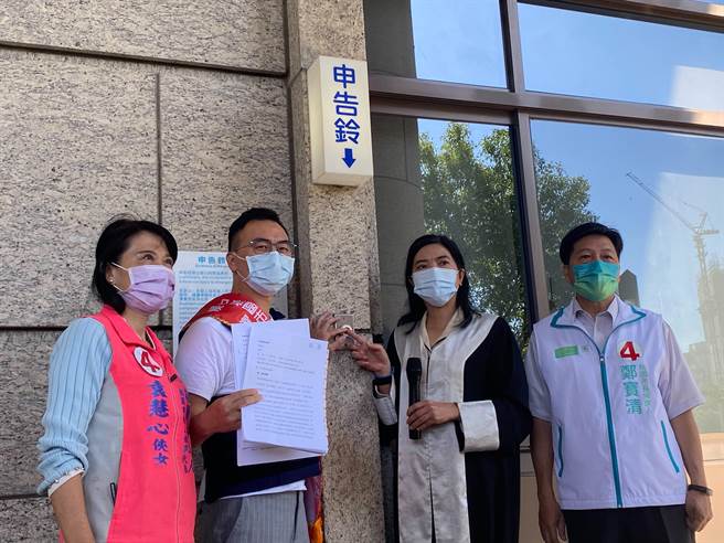 无党籍桃园市长候选人郑宝清和中坜区市议员候选人游智彬14日赴桃检告发市长郑文灿涉嫌贪污。(蔡依珍摄)