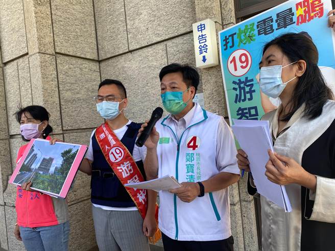 无党籍桃园市长候选人郑宝清和中坜区市议员候选人游智彬14日赴桃检告发市长郑文灿涉嫌贪污。(蔡依珍摄)