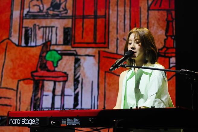 白安自弹自唱演唱多首歌曲。（相信音乐提供）