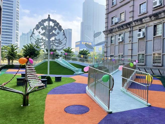 高雄市第一坐专门提供给身心障碍孩子使用的「共融式无障碍游乐场」14日在成功特教学校启用。（高市教育局提供／袁庭尧高雄传真）