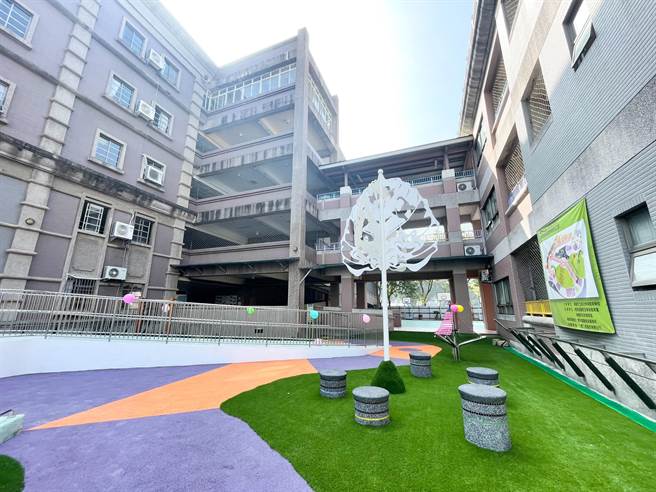 「共融式无障碍游乐场」主打身心障碍者不需旁人协助，就能独立操作。（高市教育局提供／袁庭尧高雄传真）