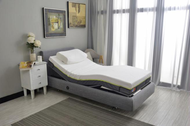 SOGO忠孝馆IMAGER-37 单人电动床架组，原价28万9200元、特价15万2600元，限量30组。（SOGO提供）