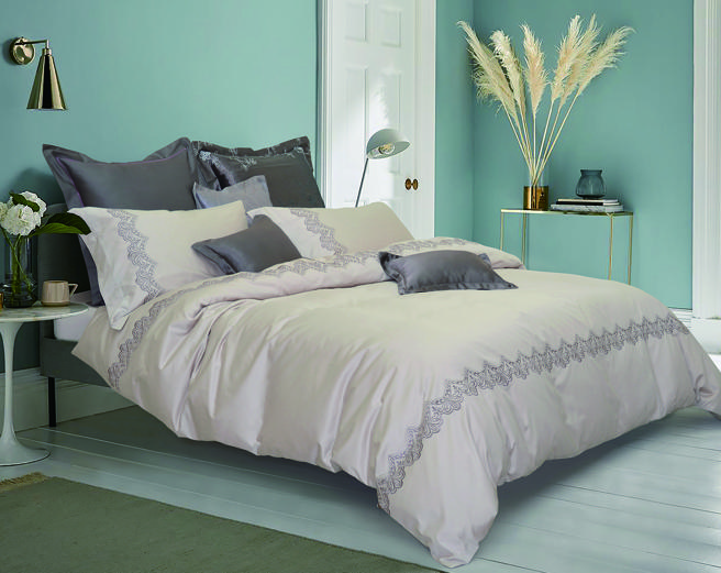 SOGO復兴馆下杀1.7折，PICO长纤细棉绣花双人床组，原价2万5600元，特价8800元，买1送1限量50组。（SOGO提供）