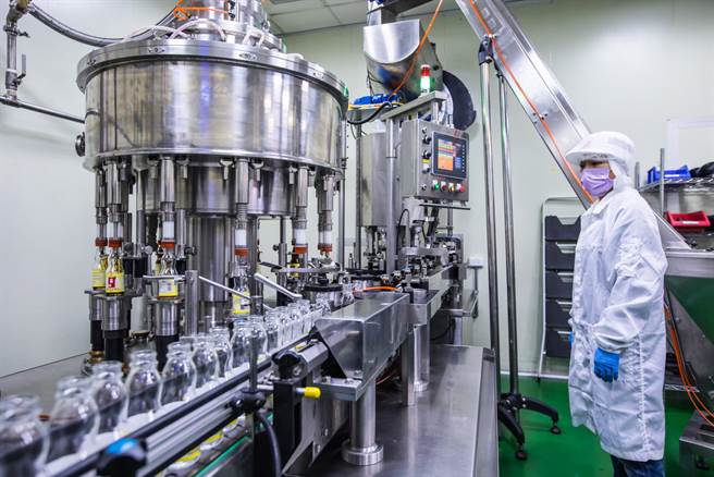 经歷标示不实风波后，富味乡将食安列为企业经营最高原则，以业界最高规格订立食品安全管制系统，落实原料到成品的自主管理，10年内取得国内外多项食品安全管理系统验证。（富味乡提供）