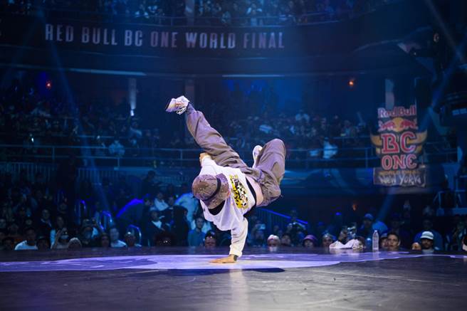 台灣選手B-Boy Quake(孫振)登上Red Bull BC One世界總決賽，精湛舞技掀起台下歡呼聲。（Red Bull提供）
