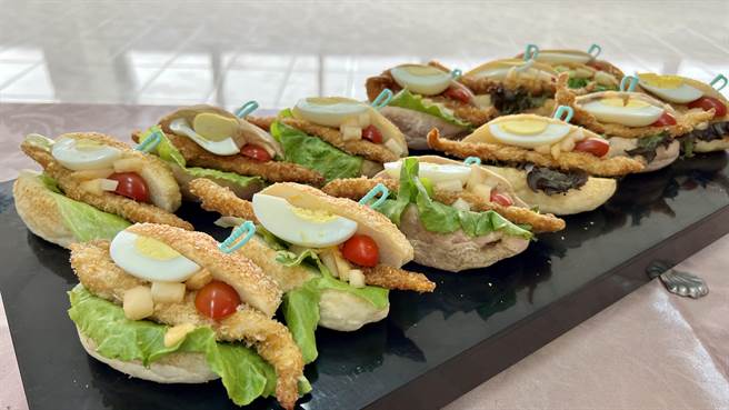 當天除了頒獎給評鑑優勝者，還提供400份洋香瓜虱目魚柳潛水堡和200盒洋香瓜，免費讓遊客品嘗。（張毓翎攝）