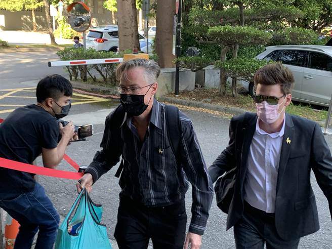 夏克立14日進入士林地院時不發一語。（翻攝畫面/李文正現場傳真）