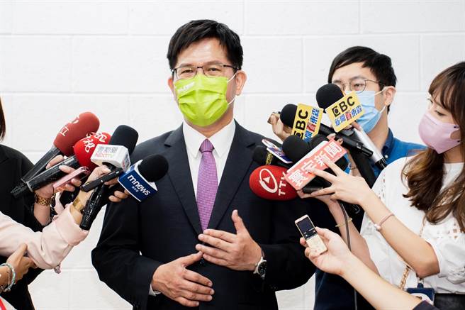 民进党新北市长候选人林佳龙今在政见发表会上猛批国民党新北市长候选人侯友宜，对此，国民党新北市议员江怡臻表示，选民期待的是政见的论述，林佳龙回应不及格；国民党市议员林金结表示，骂别人不好不会让自己变好，林佳龙应该要有一定层次，不要只会攻击别人。（图／林佳龙竞办提供）