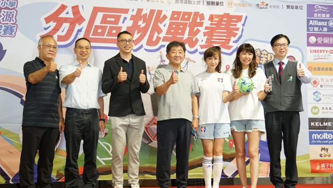 民進黨台北市議員許淑華（右三）與同黨台北市長候選人陳時中（正中）一同受邀出席「雲豹能源迷你足球分區挑戰賽」。（圖 / 取自許淑華臉書）