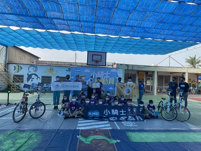 自行车新文化基金会今日捐赠镇海国小15台循环单车，加强学校交通安全资源。（李俊淇摄）