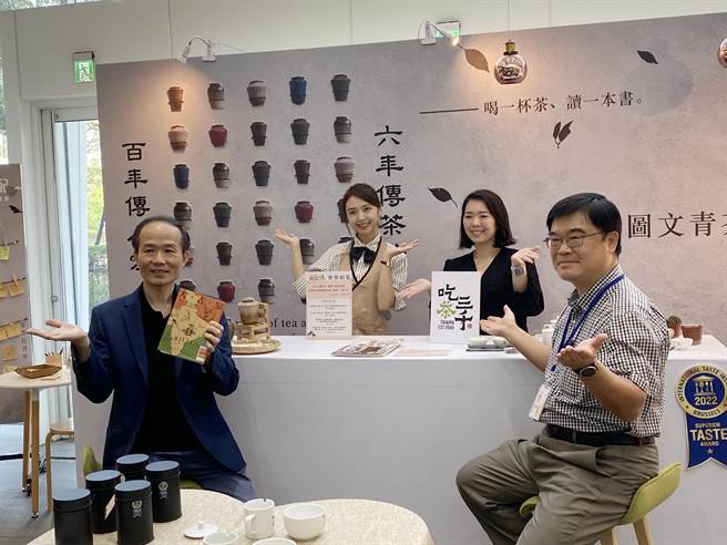 国资图今年「台湾阅读节」主题活动将在12月3日登场，国资图馆长刘仲成（左1）鼓励民眾多阅读，以「茶香佐书香」是绝配。（陈淑芬摄）
