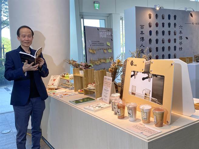 国资图今年「台湾阅读节」主题活动将在12月3日登场，国资图馆长刘仲成鼓励民眾多阅读，以「茶香佐书香」是绝配。（陈淑芬摄）
