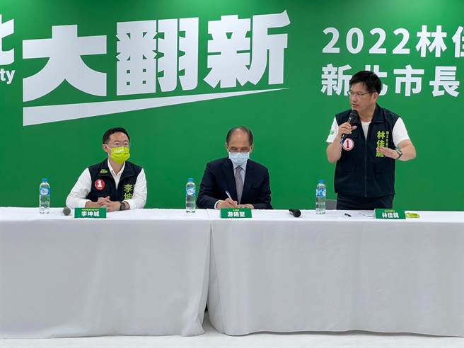林佳龙推出「老新北、换新厝 危老都更一坪换一坪」政策，邀请立法院长游锡堃替他背书。（王扬杰摄）