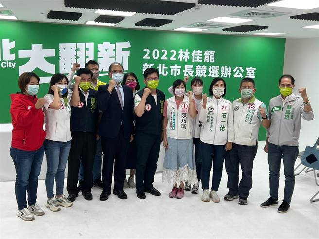 林佳龙推出「老新北、换新厝 危老都更一坪换一坪」政策，立法院长游锡堃和多位市议员候选人都到场支持。（王扬杰摄）