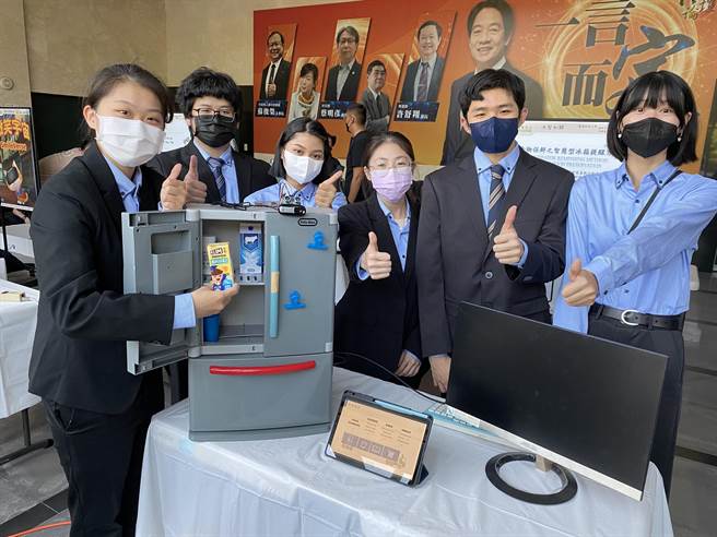 龍華科技大學生以「提醒食物保鮮之智慧型冰箱」，冰箱內食物若快過期將，手機APP將提醒使用者食物將過期。（張妍溱攝）